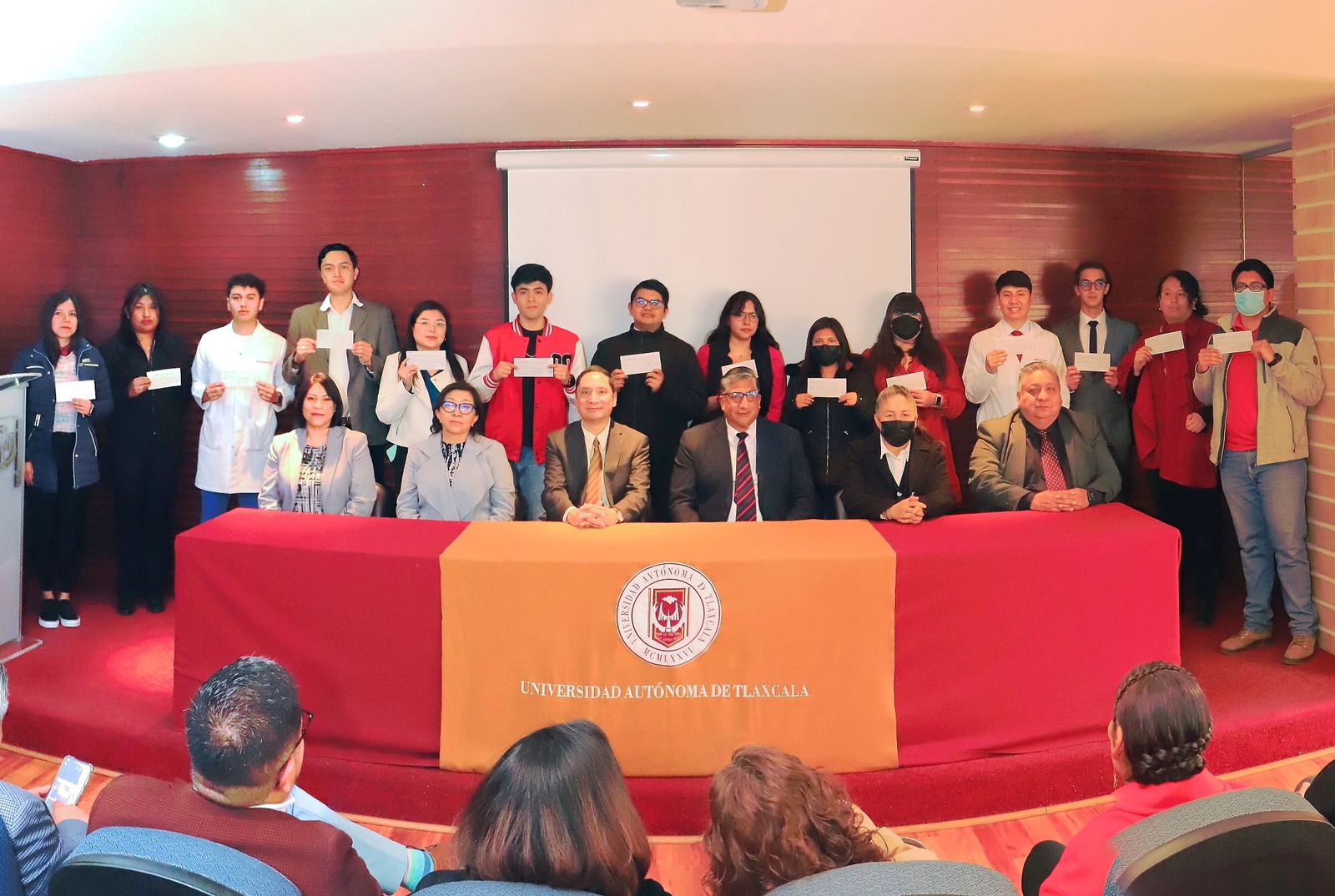 Entrega UATx estímulos económicos a estudiantes